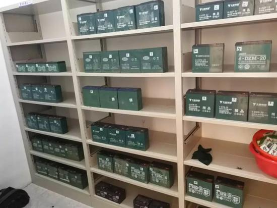 光從李某某住處查出的電瓶
