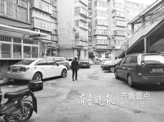 小区内停满了车,非常无序。