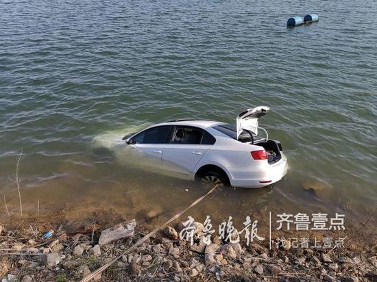 一辆白色轿车突然冲入雪野湖,情况非常紧急。