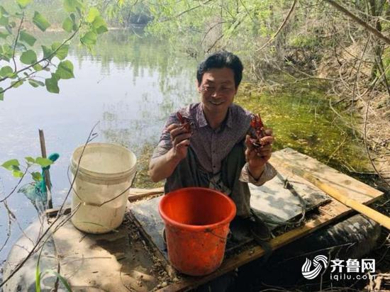 “省級殘疾人致富能手”鑒高峰用雙手爬出幸福人生