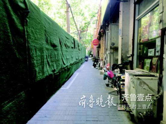 ◥緯八路封閉后,路兩側(cè)商戶比較冷清。