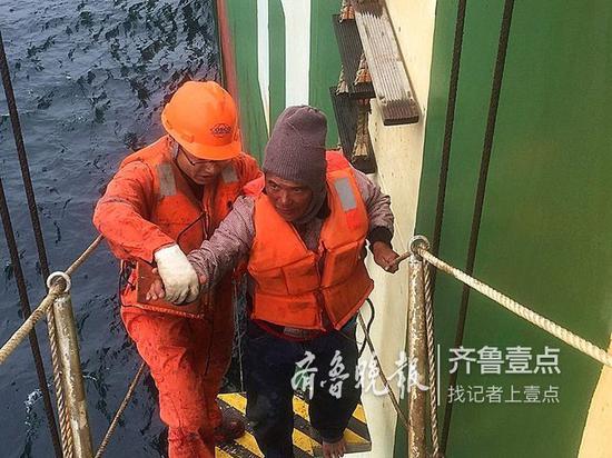 海上遇险,被施救轮船带到青岛