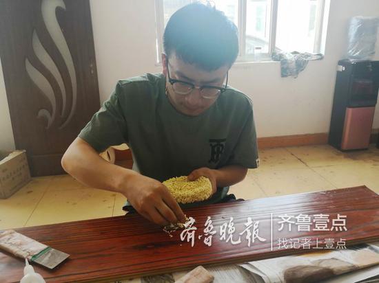板凳师傅亲“下厨”,地板一公分的大洞修补只用十分钟