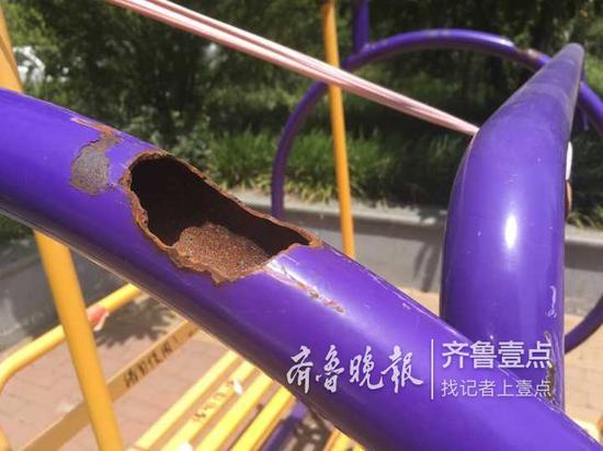 (齐鲁晚报·齐鲁壹点记者在现场拍到秋千断裂位置 已锈迹斑斑)