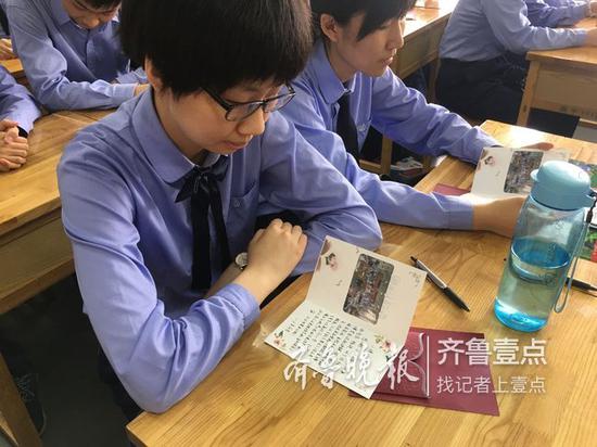 (省實驗中學(xué)學(xué)生收到互贈的祝福卡片)