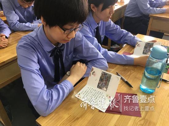 （省实验中学学生收到互赠的祝福卡片）