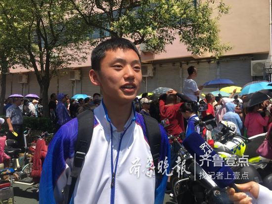 还有一个考生跑步冲出考场求采访，说：考题太简单！