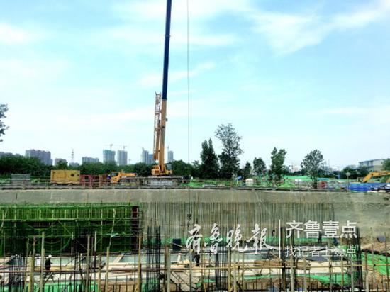 中林路要上跨小漢峪溝,正在修建大橋。