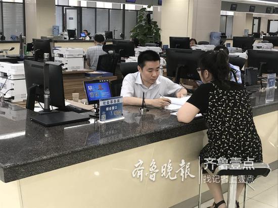 (市民正在服務窗口咨詢登記事宜)