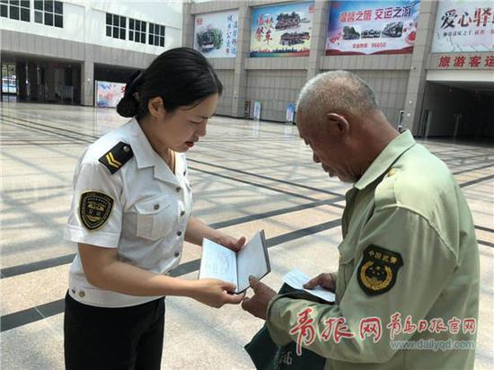▲工作人員查看老人身份信息。