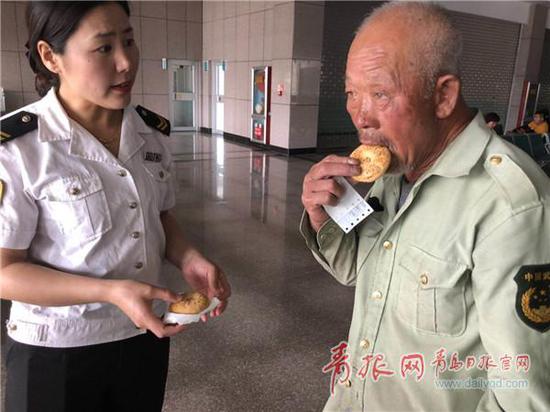 ▲工作人員為老人拿來點心。