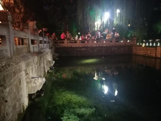 (18日晚8点40分,黑虎泉三个虎口都断流)