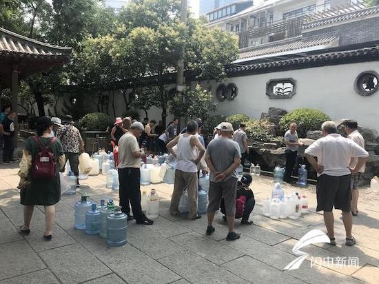 黑虎泉的一处取水点,依然有不少市民等待接水