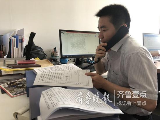 (李明正在回復咨詢者的電話)