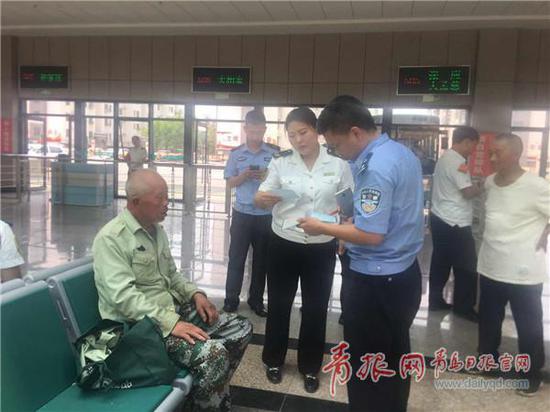 ▲在民警協助下,查看老人戶口身份。