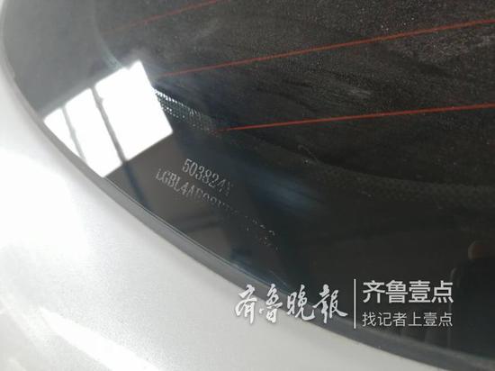 陈先生车辆上喷涂的防盗码显示不完整。
