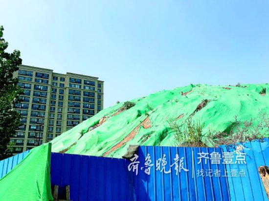 渣土山有五層樓高,離小區居民樓很近。