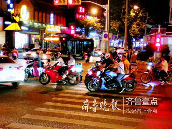 ◥6月14日晚,在泺源大街和朝山街路口,几辆造型炫酷的大功率摩托车结伴驶过。