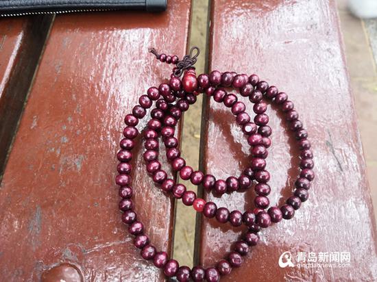 “僧人”口中開過光的佛珠。