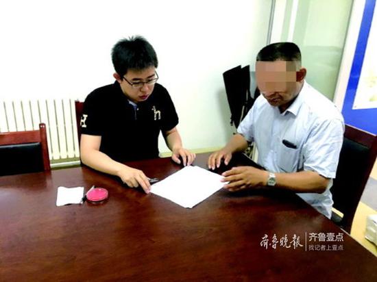 禁毒社工孟凡群對社區(qū)戒毒人員進(jìn)行心理輔導(dǎo)。