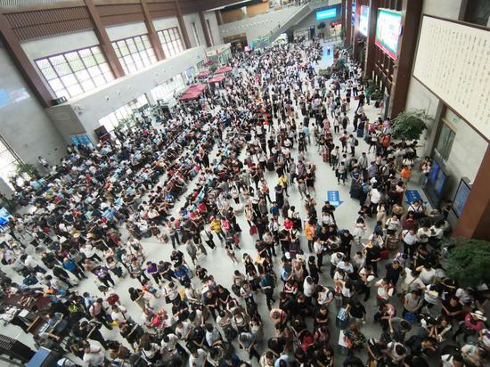 27日下午,因多趟列车晚点,曲阜东站大量旅客滞留