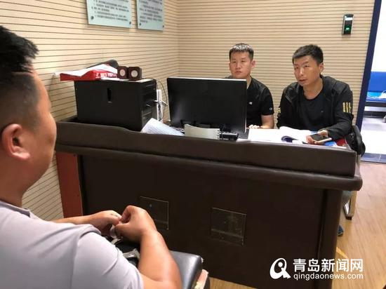 席立民(右一)在审讯现场。
