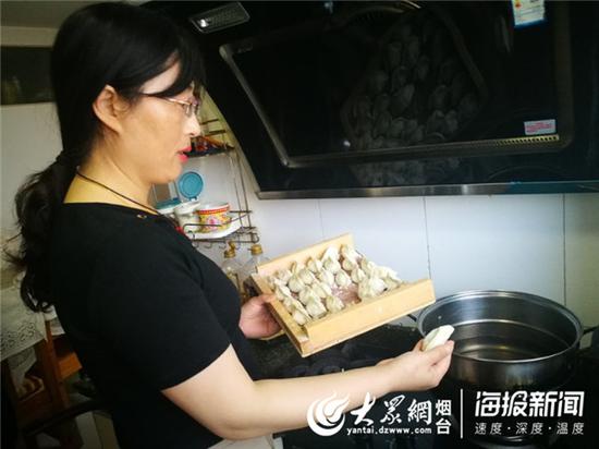 义工队员给小峰(化名)煮饺子