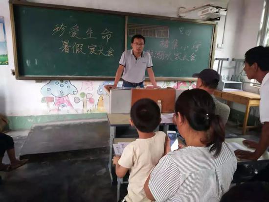 救人的语文老师伦学冬,放假前在为家长孩子讲授暑期安全知识