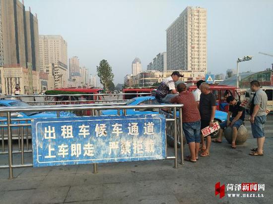 夜间火车站广场喊客拉客乱象回潮