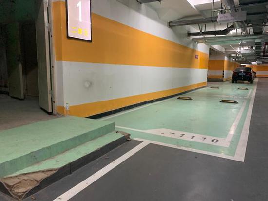 有的二期車位車頭位置的車位線一半被二層石階“占壓“