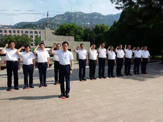 8月19日上午,市委书记江敦涛率领11位区县委书记、功能区党工委书记到焦裕禄故居和纪念馆瞻仰学习,并在焦裕禄雕像前宣誓。