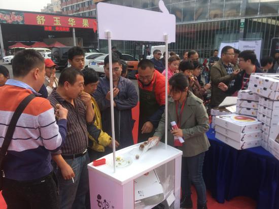 果商们在鹅枣试吃区品鉴果品