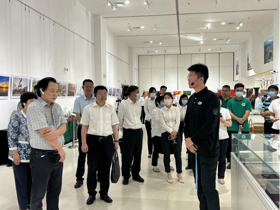 参观文化展览