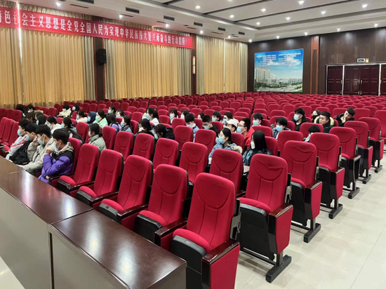 ▲李炜老师深入学生实习岗位传达护资考试改革方案