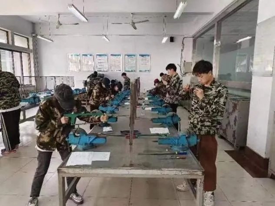 (学生积极训练技能备考)
