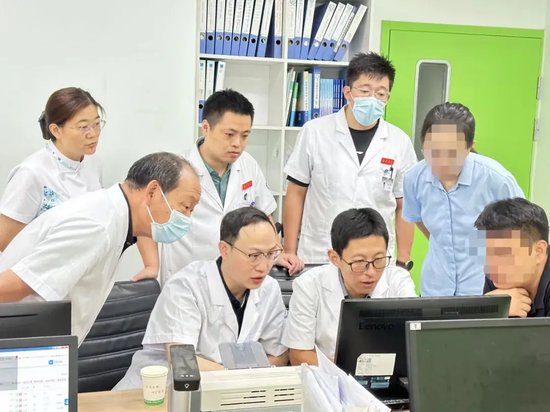 ▲黄俊教授进行带教坐诊
