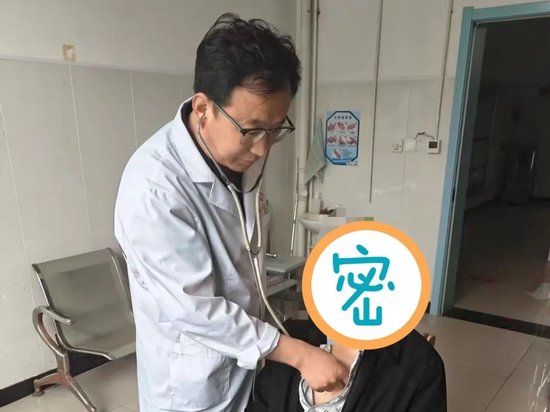 （苏国军医生正在为村民听诊）