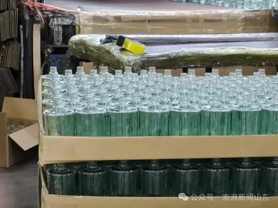 等待贴花的玻璃瓶。唐泽楷图