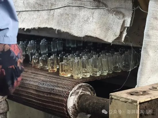 等待“退火”的玻璃瓶。唐泽楷 图