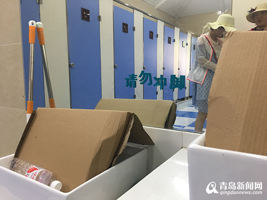 被纸板盖住的公厕内部洗手池。