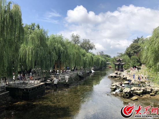 8月20日上午，济南黑虎泉景区，因大雨期间开闸泄洪，护城河水位明显降低。