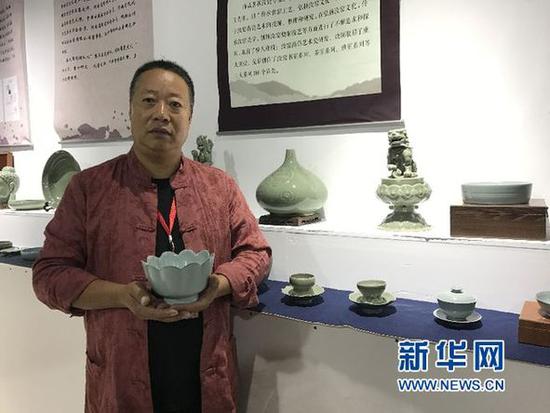 河南省陶瓷艺术大师王新政展示自己的陶瓷作品。