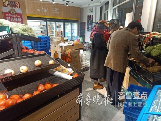苏宁在济南路劲东城新开的一家小店，水果和蔬菜摆在最显眼位置。