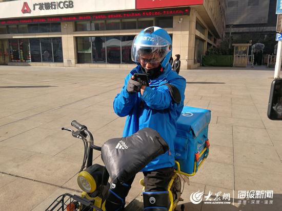 董洪喜在送外卖的路上