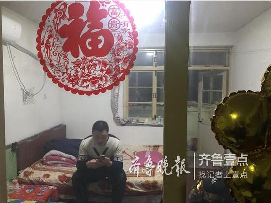 李玉佩給母親打電話。