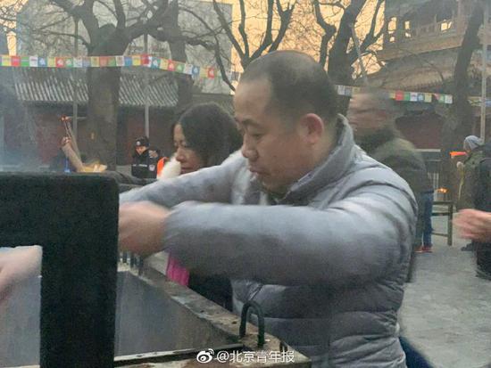 好彩頭|徹夜排隊等候8.5小時搶得頭柱香