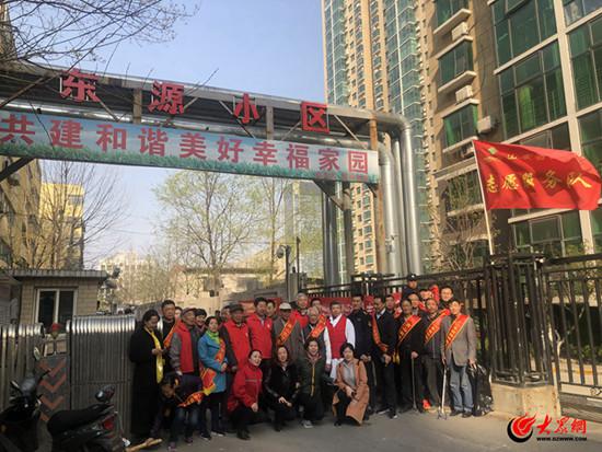志愿者在东源小区门口合影。