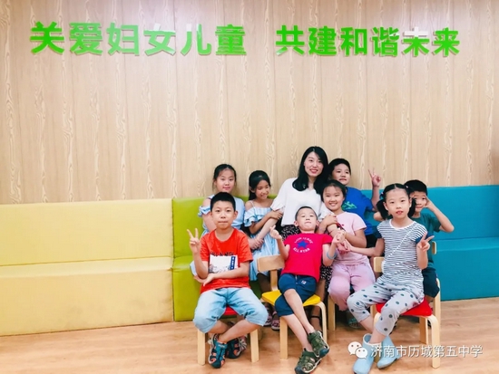 与社区孩子们在一起