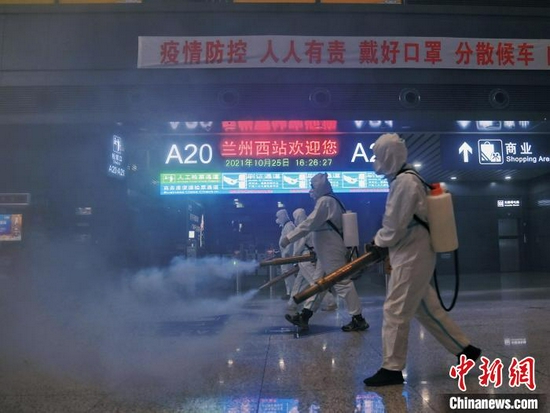 资料图:连日来,兰州西站进行“地毯式”消杀,保旅客出行安全。杨艳敏 摄