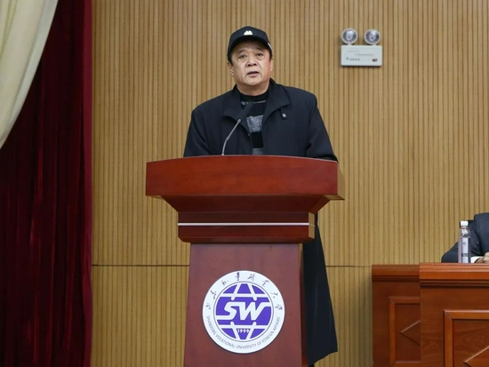　　威海市美术家协会副主席、威海美协国画艺委会副主任、 　　乳山市美术家协会主席王桴 　　宣读威海市美术家协会主席郭峰发来的贺信